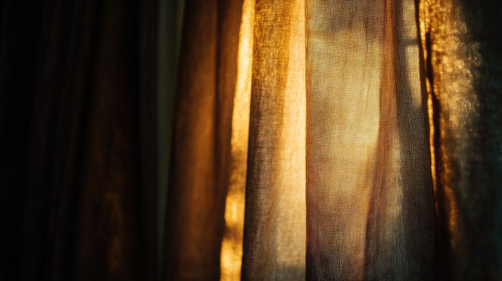 Cortinas de tecido iluminadas por trás por uma luz quente