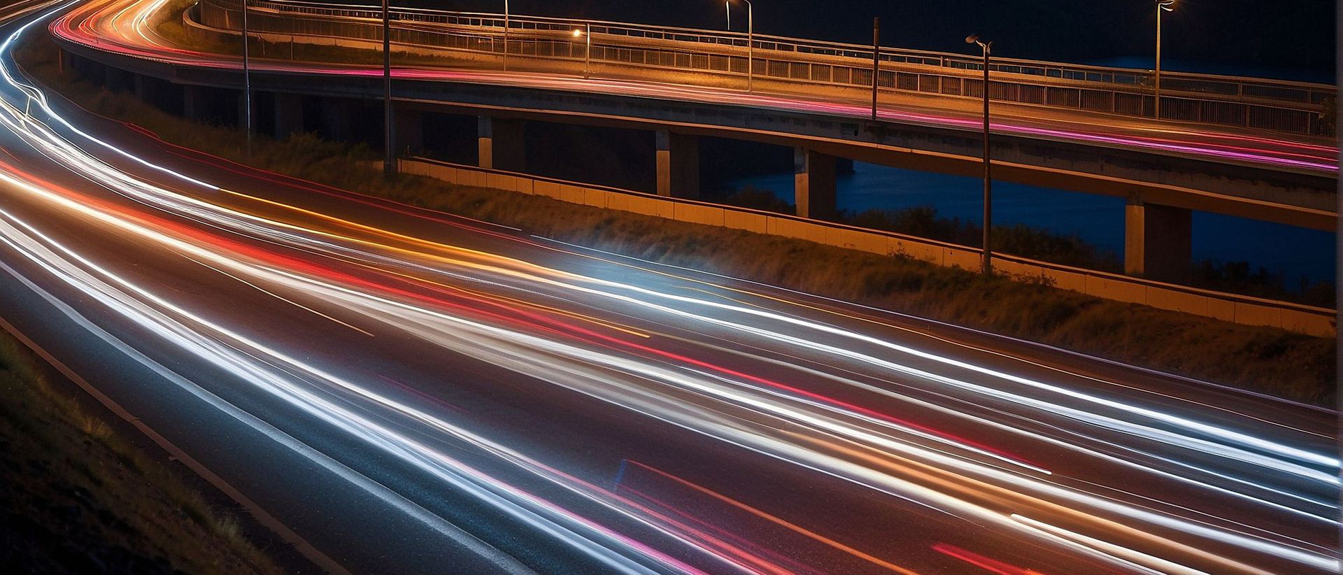 Rastros de luz de carros numa estrada à noite (imagem ilustrativa)