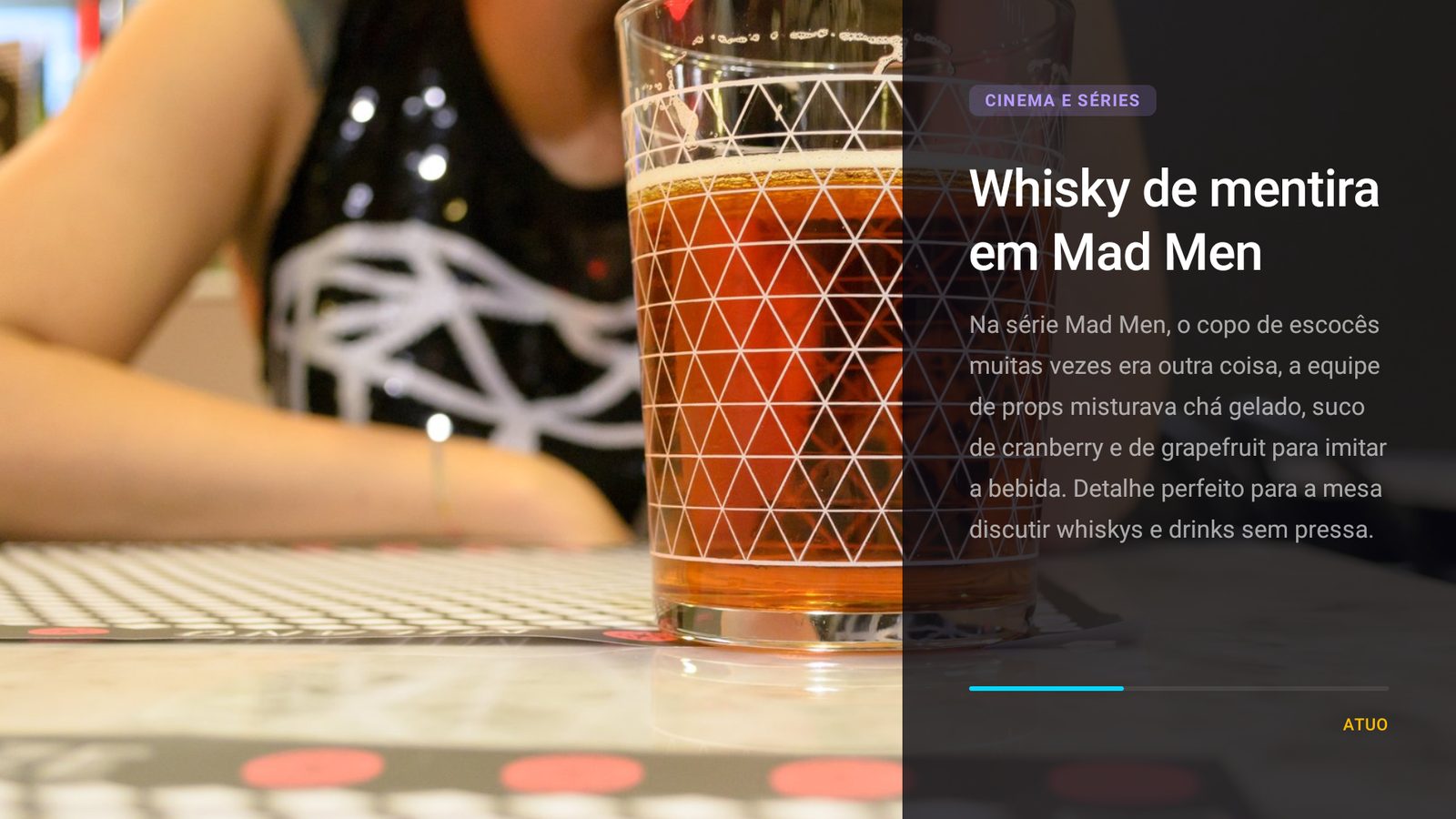 Tela do ATUO Indoor Media em operação na Fabrik7: peça editorial sobre whisky em Mad Men
